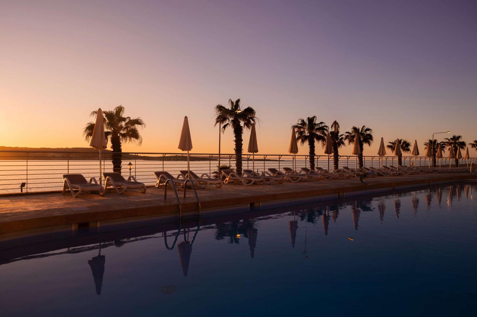 Отель Doubletree By Hilton Malta Сент-Полс-Бей Экстерьер фото